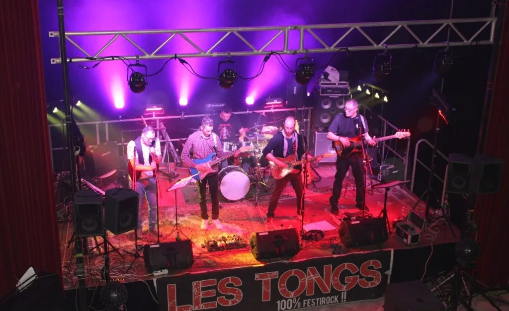 Concert des Tongs à Vic-sur-Seille dans la Salle des Carmes en 2024 avec les cinq membres du groupe sur scène