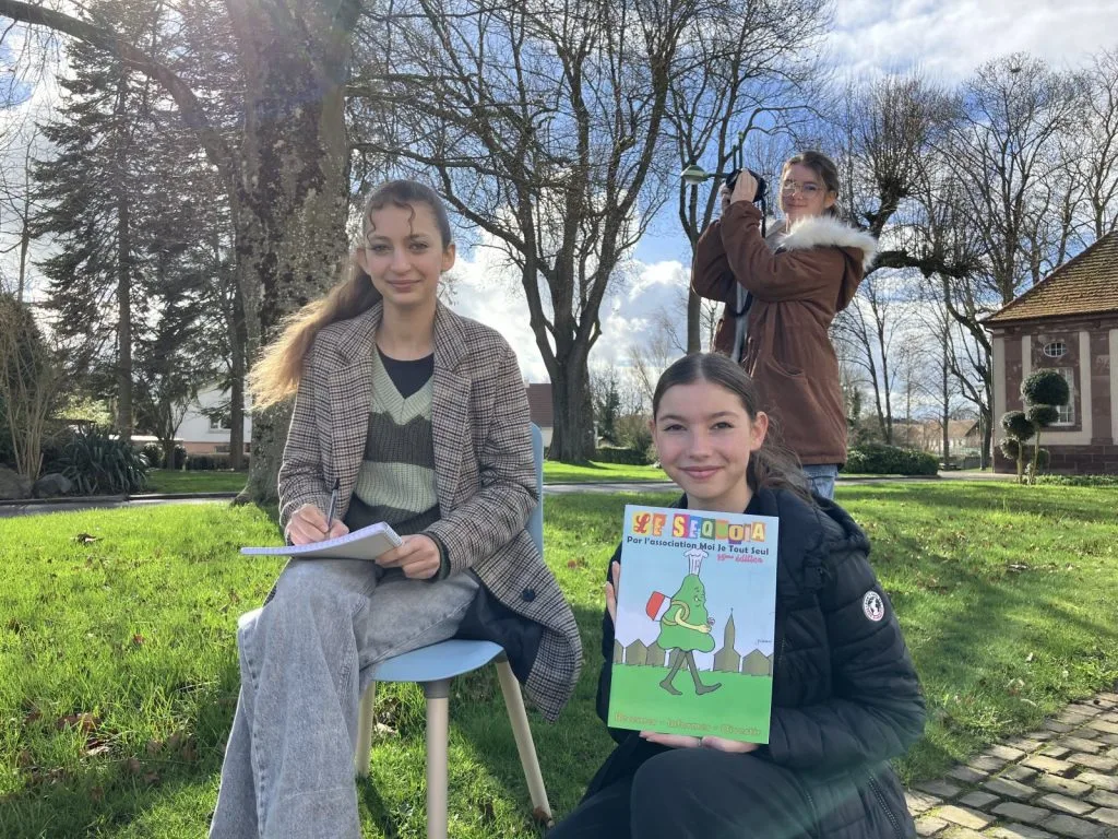 Trois adolescentes présentant le magazine "Le Séquoia" de la Compagnie Moi Je Tout Seul