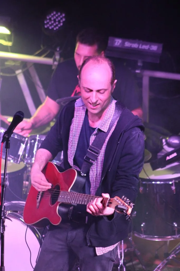 Thomas Walter membre du groupe Les Tongs, concert à Vic-sur-Seille dans la Salle des Carmes en 2024
