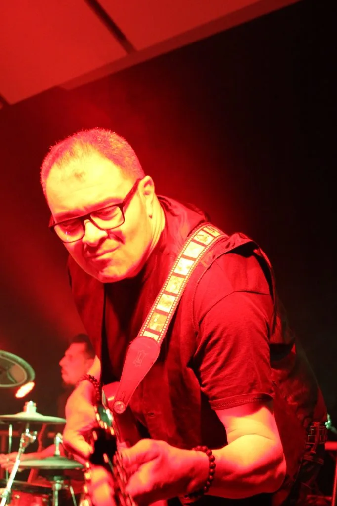 Olivier membre du groupe Les Tongs, concert à Vic-sur-Seille dans la Salle des Carmes en 2024