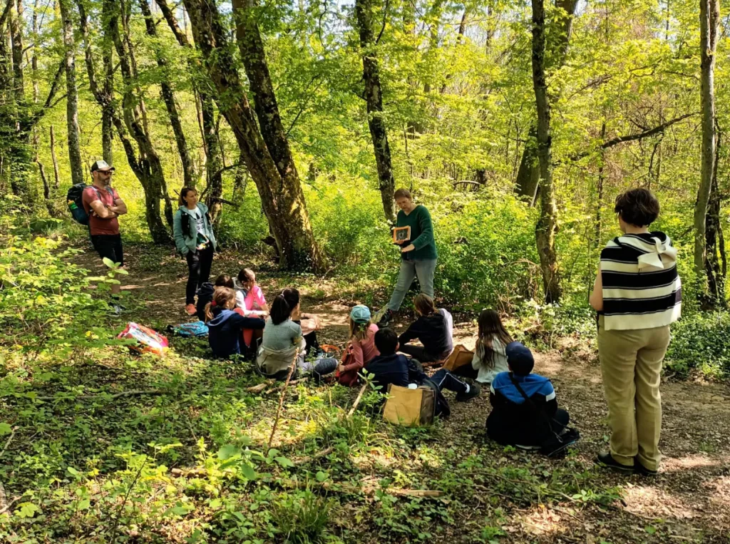 Sorties culturelles du pôle jeunesse de la Compagnie Moi Je Tout Seul avec jeunes assis dans la forêt